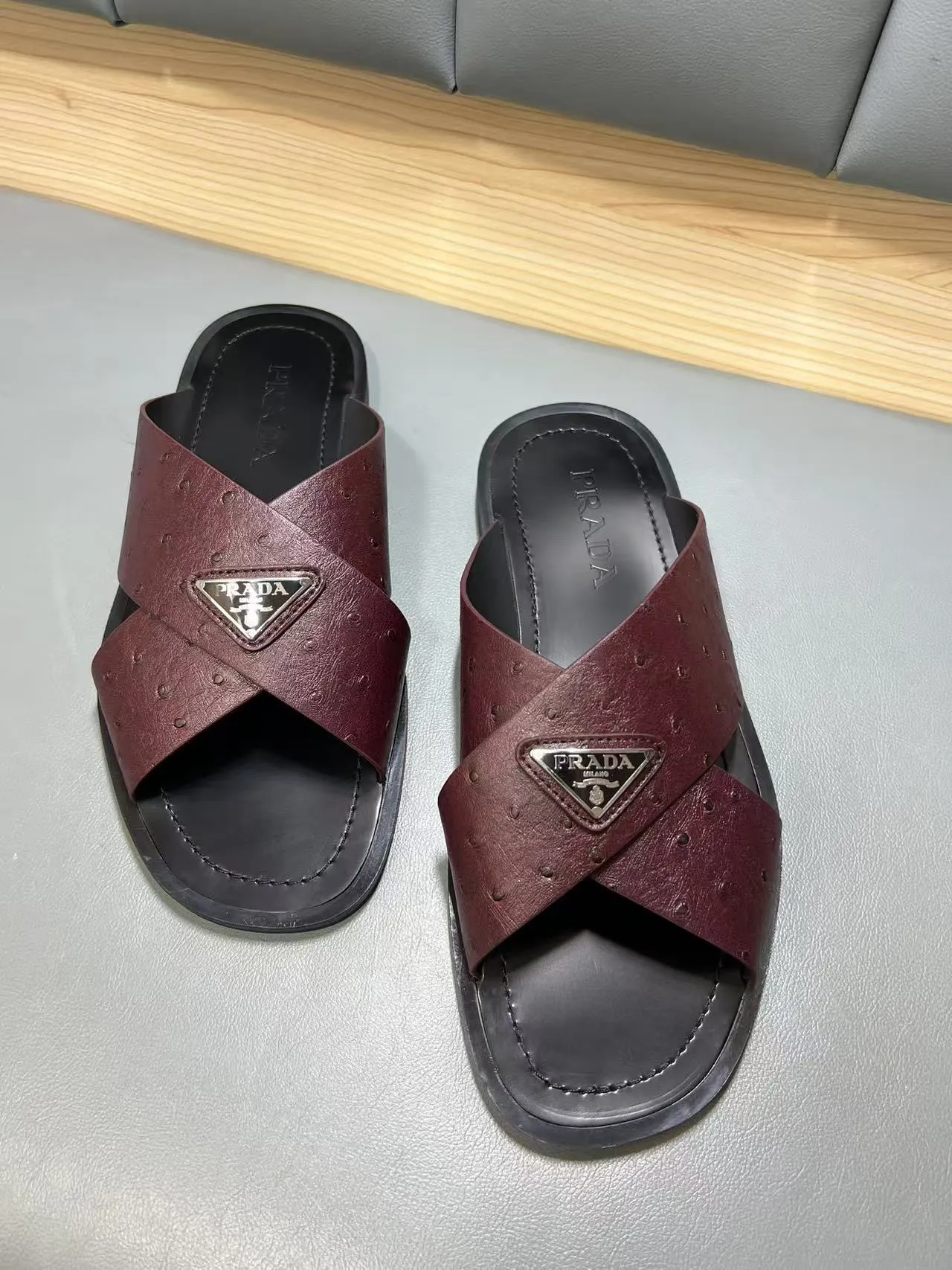 340💰PRADA Prada’s latest slippers are synchronized with the official website. This slipper is made of the brand’s unique and iconic Saffiano leather. The brand logo jumps out from the double straps, and the brand style is clearly visible. Cowhide gives men elegant charm and functional design, making it an ideal choice for vacation and leisure. Size:38-45